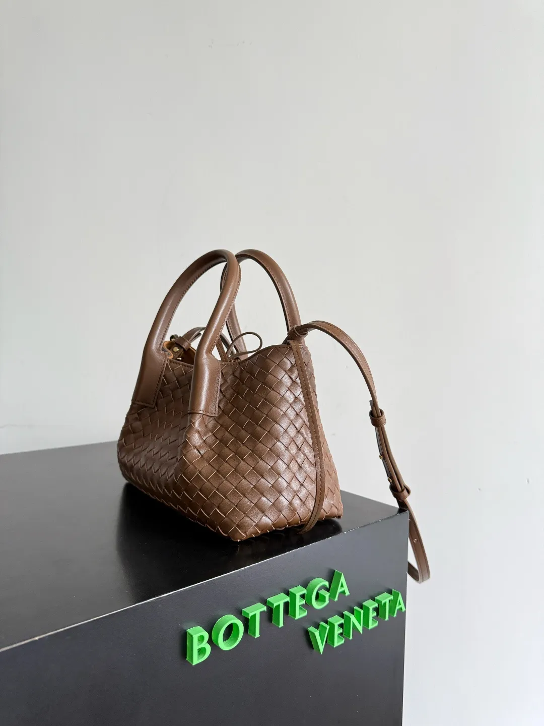 Batch 1660 BOTTEGA VENETA 2025 new product pinacoteca has super soft leather, and the weaving function, practicality and relaxed fashion sense have not fallen behind❤️‍🔥Amway has given sisters a must-have bag when going out. The size of the bag also accurately meets the commuting needs of urban beauties. It can accommodate mobile phones, keys, lipstick, powder, sunscreen, shopping bags...all of it! ! ! 🔥The capacity should not be underestimated~ It does not choose people, clothes, or occasions. With its majestic curved outline, exquisite woven texture, delicate edges and rounded handles, this woven vegetable basket bag truly achieves the goal of "dressing up and being fashionable without getting in the way"~ Are you interested in Jimei? Style number: 819004 Size: 24*15*12cm